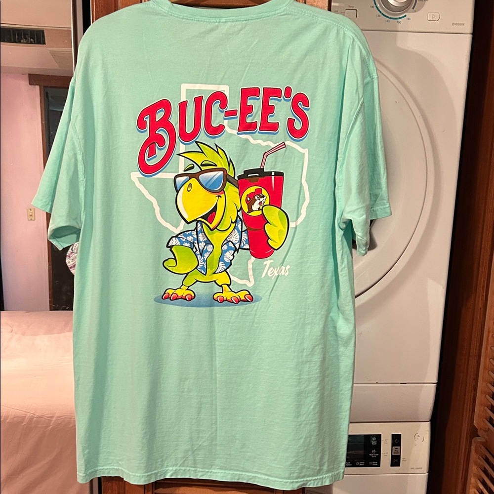 Buc-ee's Men's Short Sleeve Graphic Tee in Light Green Texas Vacation